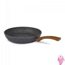 Oluklu tabanı yemeğin özsuyunu salmasını sağlıyor ve yemekler bu suda pişiyor. Karaca Bio Granit Tencere Tava Serisi Kadinlar Kulubu