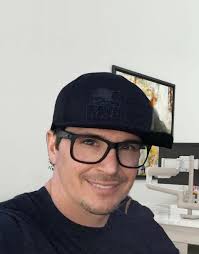 I'm loosing my credibility because of imposters, I feel soo sad getting a  big yes from my true fan's will make me happy. And from the woman that  makes me happy I'm