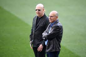 6 (joel glazer, avram glazer, bryan glazer, darcie glazer, kevin glazer, edward s glazer). Who Owns The Tampa Bay Buccaneers Meet The Billionaire Glazer Family