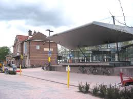In donker staan de aanwezige voorzieningen op dit station. Ede Centrum Railway Station Wikipedia