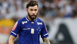 Eugenio esteban mena reveco is a chilean professional footballer who plays as a left back for mena finished his formation in santiago wanderers ' academy, and made his senior debuts in 2008. Wanderers Le Abre Las Puertas A Eugenio Mena Mientras Consigue Un Nuevo Rumbo La Roja Deportes