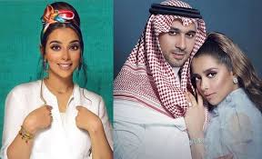 احتفلت الفنانة اليمنية بلقيس، بعيد الفطر المبارك، برفقة زوجها السيد سلطان، وابنهما الرضيع (تركي)، وحرصت على أن تشارك الجمهور بصورة تجمع عائلتها الصغيرة خلال احتفالهم… Ø¨Ø§Ù„ÙÙŠØ¯ÙŠÙˆ Ø²ÙˆØ¬ Ø¨Ù„Ù‚ÙŠØ³ ÙŠØ¸Ù‡Ø± Ø¨Ù‡Ø°Ø§ Ø§Ù„Ø´ÙƒÙ„ Ù„Ù„Ù…Ø±Ø© Ø§Ù„Ø£ÙˆÙ„Ù‰ ÙˆØ§Ù„Ø¬Ù…Ù‡ÙˆØ± Ù…Ù†Ø¨Ù‡Ø± Ø§Ù„Ù…Ø¯ÙŠÙ†Ø© Ù†ÙŠÙˆØ²
