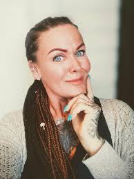 Symmetrical nostril with a crystal, done a few days ago by Daria 🤩 Book  with Daria today! Link in our bio ✨️ #nostrilpiercing  #symmetricalnostrilpiercings #piercongstudio #piercings #piercingdublin