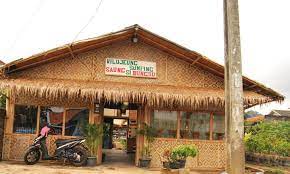 Rumah ini terlihat sederhana namun tentu sangat mengasyikkan apabila kita bisa sarapan ataupun makan siang dengan disuguhi pemandangan sekitar seperti sawah ataupun kebun. 16 Rumah Makan Sunda Di Bandung Yang Paling Recommended Java Travel