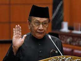 يڠدڤرتوان اݢوڠ‎), also known as the paramount ruler, the supreme head or the king. Rais Antara Lima Angkat Sumpah Sebagai Senator Hari Ini