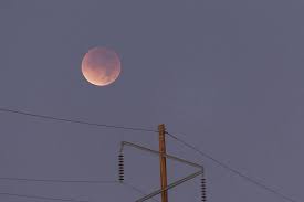 A partial lunar eclipse happens when the earth moves between the sun and the full moon, but they are not precisely aligned. Un Eclipse Lunar Parcial Tornara Ligeramente Rojizo A Nuestro Satelite