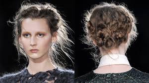 Photo coiffure cheveux mi long chignon flou coiffure 12 modèles de chignons pour cheveux mi longs | inspiration. Le Chignon Boheme Comment Le Realiser Cosmopolitan Fr