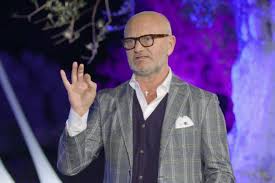 La quarta edizione del reality la pupa e il secchione, intitolata la pupa e il secchione e viceversa, va in onda ogni giovedì su italia 1 dal 21 gennaio al 25 febbraio 2021 per sei puntate, condotta da andrea pucci con la collaborazione di francesca cipriani.l'edizione si svolge come l'anno precedente presso la domus borghese di roma e ha 18 partecipanti suddivisi in 9 coppie. La Pupa E Il Secchione 2021 Pucci Elegge I Finalisti Ecco Chi Sono Ultime Notizie Flash