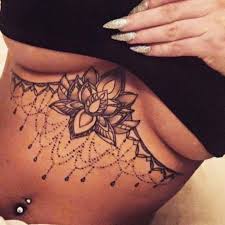 Tattooed Model And Fashion Blogger Sammi Jefcoate Attooedmodels Brustbein Tattoo Unterbrust Tattoo Sternum Tattoo