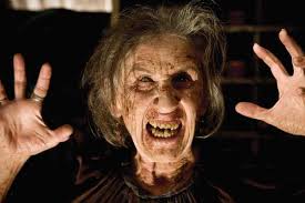 Lorna Raver, la actriz detrás del icónico papel de la señora Ganush en  'Arrástrame al Infierno' de Sam Raimi, falleció a los 81 años. Su  interpretación de la anciana gitana que lanza