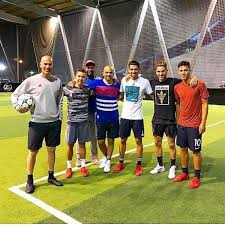 Asrın en önemli futbolcusu zizou'yu unutmak bize yakışmaz dedik ve hayatından öne çıkan olaylarla ona özel bir liste yaptık. Sweatshirt Grey Adidas Zinedine Zidane On The Field On The Instagram Of Enzo Zidane Spotern