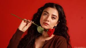 Buy mon laferte tour 2021 tickets. Mon Laferte Sigo Jugando A La Musica Como Cuando Era Nina Cultura Dw 15 07 2019