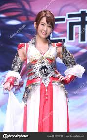 日本のポルノ女優波多野結衣が 2016 日台北 台湾のオンライン ゲームの発売記念イベントでポーズします —  ストック編集用写真©ChinaImages239706198