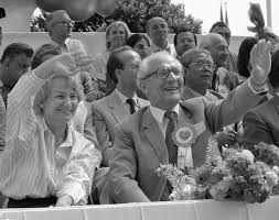 Die frau auf dem foto gratuliert erich honecker 1976 zur wahl des generalsekretärs des zentralkomitees der sed in der ddr. Margot Honecker Ihr Leben In Bildern Mz De
