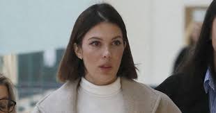 Iris Mittenaere, bien entourée, retrouve son ex Bruno Pelat au tribunal :  l'heure de la confrontation a sonné