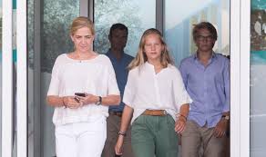 La infanta Cristina regresa al hospital acompañada de tres de sus ...