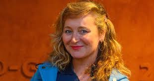 Julie Ferrier's Instagram, Twitter & Facebook