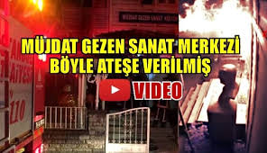 İstanbul'un kadıköy ilçesinde fahrettin kerim gökay caddesi şehir kahya sokağı'nda bulunan müjdat gezen sanat merkezi'nin giriş kapısında dün gece yangın çıktı. Mujdat Gezen Sanat Merkezi Boyle Atese Verilmis Indigo Dergisi