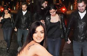 Haberin diğer fotoğrafları için tıklayınünlü oyuncular engin altan düzyatan ile özge özpirinçci, evlenmeleri beklenirken. Engin Altan Ozge Ozpirincci Ile Pisti Oldu