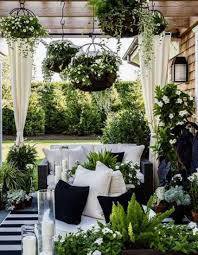 Utiliza fuentes para terrazas cuando desees crear un ambiente al aire libre que sea tan acogedor como tu espacio interior. Diseno De Terrazas Con Plantas E Ideas Originales