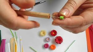 O idee simpatică, uşor de aplicat, este floarea din năsturei lipiţi pe un carton decupat cu foarfece decorativ. Quilling De Primavara Youtube