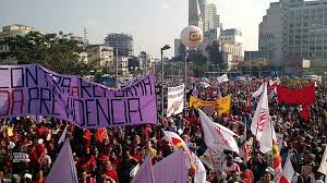 Alunos de música do conservatório, vários artistas e pais de alunos protestaram frente à assembleia da república contra a intenção da ministra em acabar com o regime. Proximo A Decisao Do Senado Esquerda Faz Manifestacao Politica