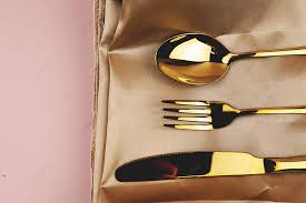 Bbox toddler cutlery set with case merupakan satu set sendok dan garpu yang di lengkapi dengan case. Satu Set Emas Set Sendok Garpu Sendok Emas Garpu Pisau Gambar Latar Belakang Untuk Unduhan Gratis