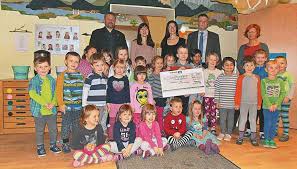 Privatkunden finden gute beratung und service bei der volksbank thüringen mitte eg. Vr Bank Spendet Erlos Vom Ganselieschen Gluhweinmarkt An Die Kindergarten Der Stadt Hildburghauser Werbering E V