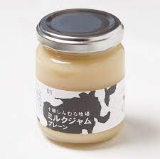 土から育てられた豊かな牧場で暮らす牛の ミルクジャム 牛 ジャム ミルク