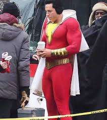 Billy batson tem apenas 14 anos de idade, mas recebeu de um antigo mago o dom de se transformar em um. The Rpf On Twitter Shazam Set Photos Gives A Closer Look At The Colorful Costume Shazam Suit Zacharylevi Doctorsivana Markstrong