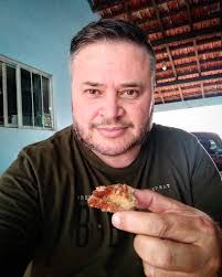 O doutor me receitou comer só carne branca,resolvi começar a dieta com um  Torresminho !
