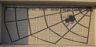 Toutefois il est important de bien choisir votre modèle pour vous assurer que cette nouvelle porte de garage correspondra à des critères précis. 7 Great Halloween Decoration Ideas For Your Garage Door