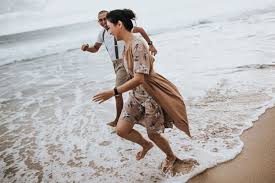 Cara berfoto seperti model, gaya berfoto yang menarik, tips berfoto agar tidak kaku, pose foto, cara berfoto agar hasilnya bagus, pose foto berdiri, pose foto keren pria, gaya berpose ala model, contoh gaya model berfoto, gaya foto duduk di kursi, pose foto duduk di kursi. 30 Foto Prewedding Pantai Casual Romantis Terbaru