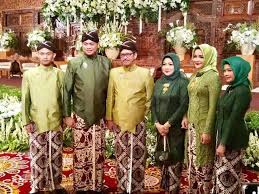 Terakhir, calon mempelai membasuh wajahnya dengan air kendi yang dibawakan ibunya, dan kendi lalu Putri Besan Menikah Iyl Kompak Kenakan Pakaian Adat Jawa Fajar