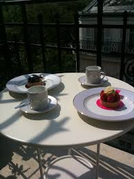 Le Petit Plus Prendre Votre Cafe Sur Le Balcon Flaner Dans Le Parc Des Batignolles Au Pied De L Immeubl Appartement Meuble Location Meublee Paris Appartement