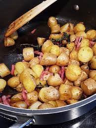 Découvrez les ingrédients, ustensiles et étapes de préparation. Pommes De Terre Nouvelles Sautees Aux Herbes Bacon Audrey Cuisine