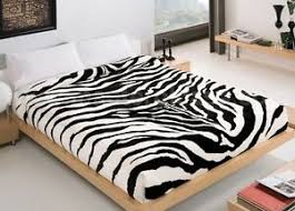 Um ihnen zuhause die produktauswahl wenigstens etwas abzunehmen, hat unser testerteam schließlich den winter sieger ausgewählt, der. Tagesdecke Zebra Weiche Decke Hochzeits Zebra Schwarz Weiss Samt Ebay