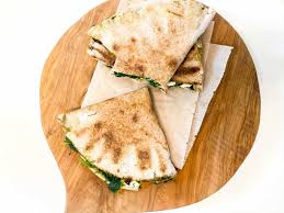 O plăcintă din foi subțiri (filo sau foi grecești) unse cu unt topit sau ulei de măsline și umplută cu un strat gros de. Cea Mai RapidÄƒ PlÄƒcintÄƒ GreceascÄƒ Lipie Din Graham UmplutÄƒ Cu Spanac È™i BranzÄƒ Feta Danielaniculi Ro