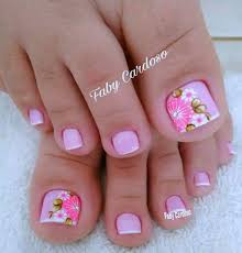 Hermosas uñas decoradas para tus pies con flores blancas y rosadas con un diamante en el medio de la flor. Pin En Manualidades
