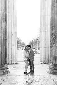 Verliebte Paarfotos Im Herzen Von Munchen Mariel Steven Paar Fotos Fotoshooting Munchen Und Paarfotos