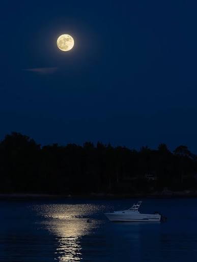 Stony Creek Blue Moon” Despite its namesake a full Blue Moon has nothing to  do with the actual color blue, but the fact that it is the second full moon  in a