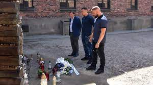 Nicht der echte farid !.banger live präsentiert: Nach Skandal Rapper Kollegah Und Farid Bang Legen In Kz Gedenkstatte Blumen Nieder