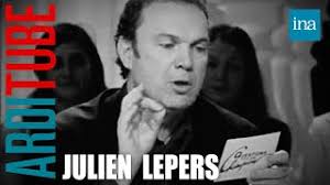 La ressemblance entre julien lepers et michael keaton est connue, mais l'animateur de questions pour un champion nous a proposé une nouvelle preuve par l'exemple qu'il est le sosie officiel de l'acteur de birdman. Julien Lepers Joue Avec Eric Et Ramzi A Questions Pour Un Champion Ina Arditube Youtube