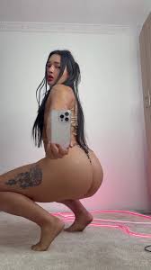 Watch online Enyely211 aka enyely211 OnlyFans - NUEVO VIDEO mira lo rico  que te bailo en esta faldita y me toc con mis on X-video