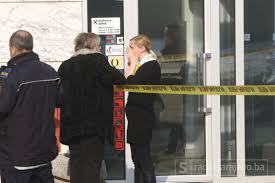 Unicredit banka potvrdila pozitivna jedna djelatnica u sirokom brijegu ostali u samoizolaciji jabuka tv. Uhapsen Muskarac Koji Je Pokusao Opljackati Banku U Sarajevu Jedna Osoba U Bijegu Radio Sarajevo