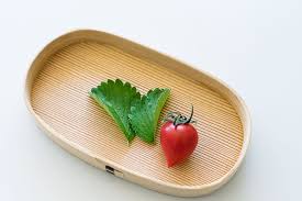 いちごの葉っぱは食べられるそうなのでお弁当の飾りに使えることを報告いたします 曲げわっぱな日々