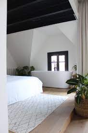 slaapkamer met ligbad en zwart plafond zwart plafond slaapkamer plafond