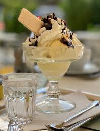 Taburkan kacang, meses, crunchy stik wafer dan matcha untuk hiasan. Ice Cream Wikipedia