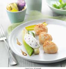 Pour la vinaigrette huile d'olive maille : Saint Jacques Caramelisees Poireaux Vinaigrette Et Tartare Oignon Rouge Coriandre A Vos Assiettes Recettes De Cuisine Illustrees