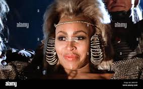 ÉTATS-UNIS. Tina Turner dans une scène du (C)Warner Bros. Film : Mad Max  Beyond Thunderdome (1985). Complot : après avoir été exilé de la ville la  plus avancée d'Australie post-apocalyptique, un drifter